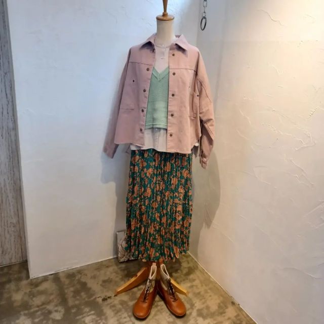 こんにちは。

本日も11時より営業しております。

春らしく pink × green code..... 🌸 × 🌱.....

今日から3月がスタート！！

トップスもボトムスもジャケットも靴下も
春色でコーディネートしましょう☺️

是非お気軽にお試し下さい。

__________________________________________

one'sの公式LINEが登場！
もっとお客様との距離を近くに😊.｡.:* 

・スタイリングのご予約
・SNS.BLOG更新のお知らせ
・オリジナルブランドunseulの新作のお知らせ
・お客様とのチャットやり取りetc... 

お友達追加方法は、
◎QRコード検索【画像参照】 

スタイリングのご予約やスタイリングでのご不明な点等、
お気軽にLINEにてお申し付けください😊

#米子ファッション　#鳥取
#パーソナルスタイリスト　
#スタイリング　
#スタイリスト　
#オリジナルブランド
#unseul