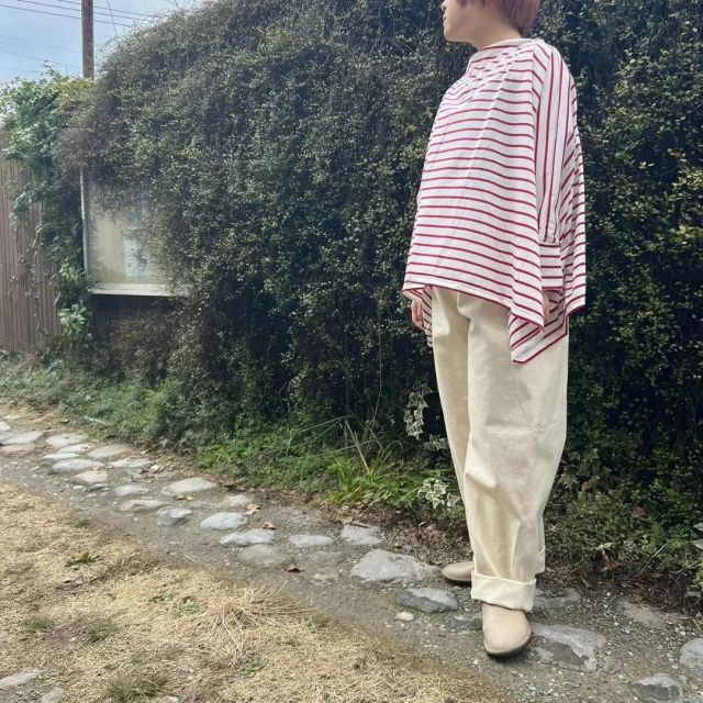 【新作のお知らせ】

こんにちは。
本日11時より営業しております。

一昨日、今月の県内移動ブティックの全日程が終了しました。
どの会場も沢山のお客様にご来場いただきました。
本当にありがとうございます。
春のスタイルをお楽しみ下さい🌸

そして今月の移動ブティック、
次は24日(金)～27日(月)の島根県隠岐島海士町になります。
いつも大変お世話になっている島のほけんしつ蔵さんへ参ります。
@ama.hokenshitsu.kura 
新作もご紹介できるかと思います🎵
お時間合えば是非ご来場下さい。

さて、写真のスタッフ着用のカットソーは
オリジナルブランドunseulの春の新作です。

着心地の良いサラッとした涼しい生地で作りました。
涼しい生地で長袖なので、日除けになり真夏にも◎
ビッグシルエットですが、
落ち感がとても綺麗なデザインです。

また、首のカットにもこだわったので綺麗な首のラインを作れます。
そして写真のようにシャツを重ねても◎
襟を出して少し表情を変えて楽しめます。

身幅が大きめなので本当に涼しいのです。
これからのポカポカお天気に着てお出かけしたいアイテムです☀️
是非お気軽にお試し下さい。

__________________________________________

one'sの公式LINEが登場！
もっとお客様との距離を近くに😊.｡.:* 

・スタイリングのご予約
・SNS.BLOG更新のお知らせ
・オリジナルブランドunseulの新作のお知らせ
・お客様とのチャットやり取りetc... 

お友達追加方法は、
◎QRコード検索【画像参照】 

スタイリングのご予約やスタイリングでのご不明な点等、
お気軽にLINEにてお申し付けください😊

#米子ファッション　#鳥取
#パーソナルスタイリスト　
#スタイリング　
#スタイリスト　
#オリジナルブランド
#unseul